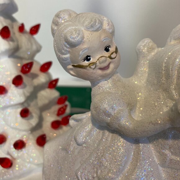 Vintage Santa & Mrs. Claus Dancing Lighted Christmas Tree Ceramic Music Figurine - Picture 4 of 16